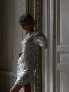 Robe moulante argentée à paillettes avec manches longues et col rond classique élégant