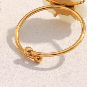 Detailed close-up showing the adjustable golden opening mechanism of the flower ring