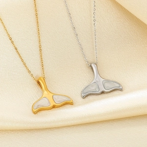 Colliers élégants avec pendentif queue de poisson en or 18 carats et argent sur soie