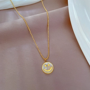Minimalistische Goldkette aus Titanstahl mit lächelndem Perlmutt-Gesicht-Anhänger