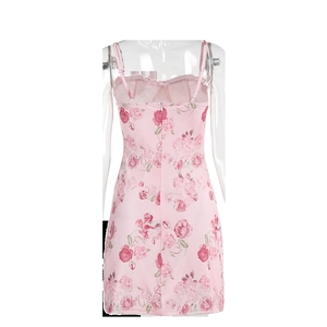 Detalle de minivestido rosa con estampado de rosas y tirantes finos de espagueti