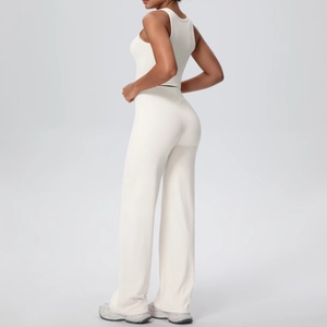 Dettaglio del set yoga crema con reggiseno sportivo e pantaloni larghi vista laterale