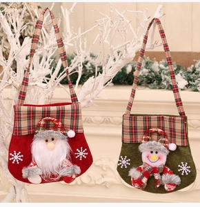 Détail de sacs cadeaux de Noël en feutre avec motifs Père Noël et bonhomme de neige