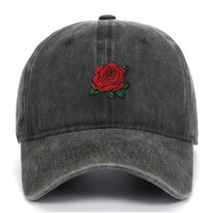 Detalle de gorra de béisbol gris lavada vintage con bordado de rosa roja en el frente