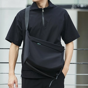 Borsa a tracolla nera da uomo in stile giapponese capiente per un look urbano e minimalista