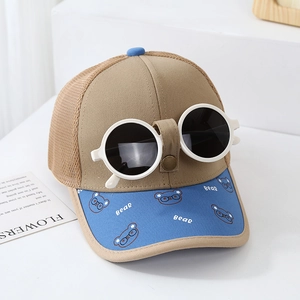 Detail der Kinder-Baseballkappe mit atmungsaktivem Mesh und integrierter Sonnenbrille