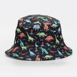 Detalle de gorro de pescador negro con estampados de dinosaurios coloridos y volcanes