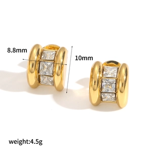 Vue détaillée de boucles d'oreilles C en acier inoxydable doré avec zircons et mesures