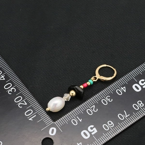 Vintage 18k gold plated earrings with baroque pearl and black agate and scale measurement