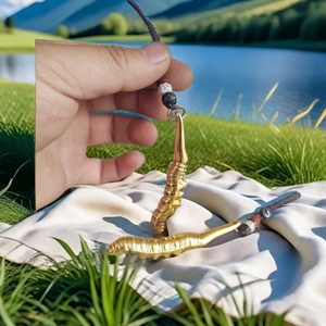 Porte-clés en alliage forme cordyceps doré avec perle en bois et cordon pour voiture