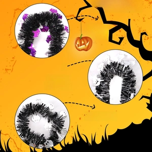 Détail de guirlandes d'Halloween avec chauves-souris mauves, chatons et hiboux blancs