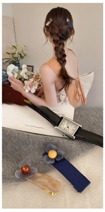Vista dettagliata dei fermagli per capelli a fiore con petali blu e grigi su beige