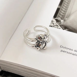 Detailed close-up of a vintage 925 sterling silver teddy bear ring with double-layered band