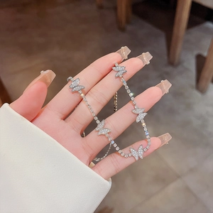 Collier papillon argenté élégant avec cinq breloques serties de cristaux pour femme
