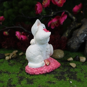 Creative resin white cat figurines hugging on pink rose base for Valentine gift