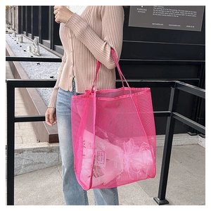 Dettaglio borsa tote in rete rosa traspirante con grande capacità per la spiaggia e l'estate
