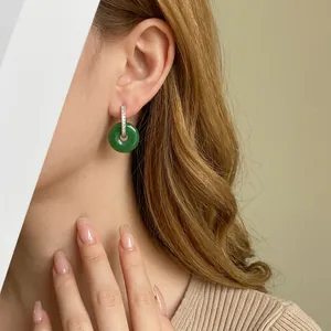 Boucles d'oreilles élégantes en jade avec pierre verte ronde et oxydes de zirconium