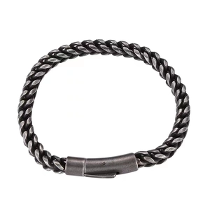 Bracciale punk vintage in acciaio al titanio con maglia a spina di pesce su fondo bianco