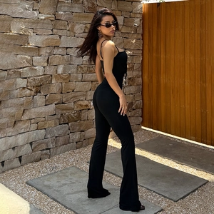 Tuta aderente nera con gamba a zampa e scollo quadrato per un look da strada alla moda