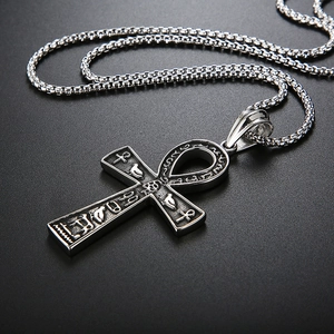 Vue détaillée du pendentif Ankh argenté avec hiéroglyphes sur une chaîne box