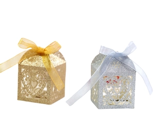 Boîtes à bonbons ajourées en forme de cœur à paillettes avec rubans en satin doré et argenté