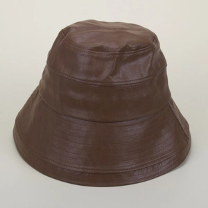 Chapeau bob classique en cuir PU marron foncé avec texture grainée et design rétro