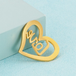 Pendentif cœur évidé doré en acier inoxydable pour bijoux DIY sur fond bleu