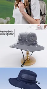 Dettaglio impermeabile del cappello da sole a tesa larga con rete e laccio regolabile