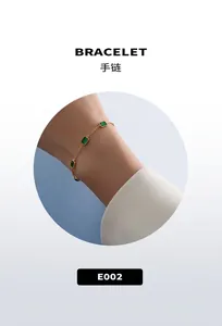 Vue détaillée du bracelet plaqué or 18 carats avec quatre zircons carrés vert émeraude