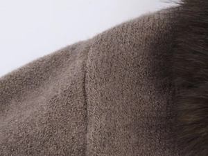 Détail macro du tricot brun et bordure en fausse fourrure montrant la texture