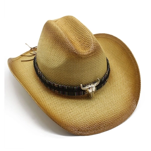 Brauner Strohhut im Cowboy-Stil mit Ethno-Band und silbernem Stierkopf-Dekor