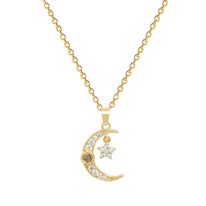 Collier doré luxueux avec pendentif lune et étoile orné de cristaux de zircon scintillants