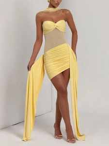 Détail de la robe moulante jaune en mesh avec décolleté en cœur et accents de tissu drapé