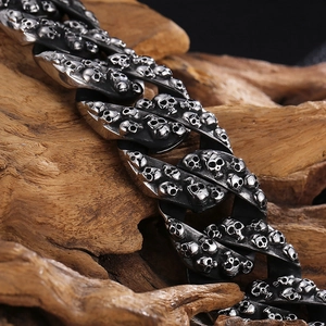 Bracelet punk vintage à maillons de crâne en acier inoxydable sur fond de bois