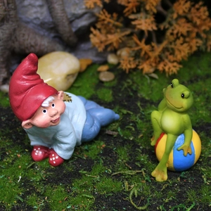 Garden gnome and green frog resin ornaments set for fairy garden decoration scene
