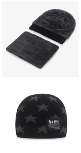 Vista detallada del conjunto de gorro de punto y bufanda con patrón de estrellas de invierno