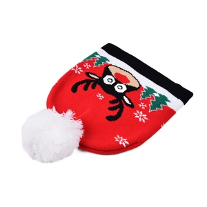 Detailansicht der festlichen Weihnachtsstrickmütze mit Rentier und Bommel