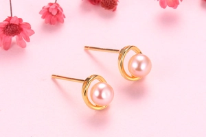 Detail of pink freshwater pearl earrings with gold hollow frame and S925 silver posts