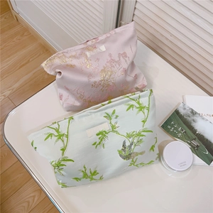 Détail du tissu jacquard floral de haute qualité et texture délicate sur les trousses