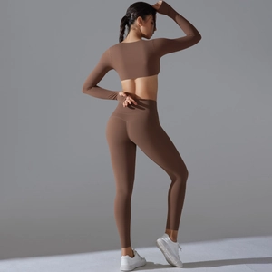 Rückansicht von moccabraunem Yoga-Set mit hochtaillierten Leggings und V-förmigen Nähten
