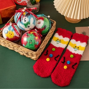Coffret de chaussettes de Noël en molleton corail dans des boules de Noël festives