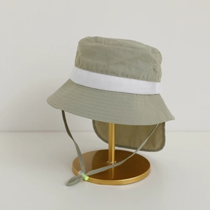 Détail d'un chapeau solaire olive avec panneau en maille et rabat de protection de la nuque