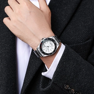 Montre à quartz pour hommes avec cadran blanc, lunette rotative et bracelet en acier