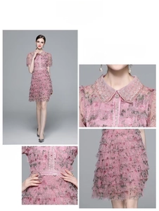 Détail de la robe en dentelle rose avec col à paillettes et broderies de perles fines