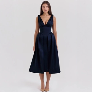 Robe midi en satin bleu marine avec col en V et jupe plissée élégante en ligne A