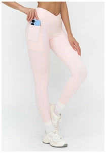 Détail du legging de yoga rose à taille haute avec poche latérale et ceinture croisée