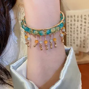 Bracelet Jonc Ouvert Fait Main En Fil Métallique Avec Perles En Verre Craquelé Bleues Et Pendentifs Gland Goutte D'eau