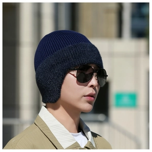 Détail du bonnet en tricot bleu marine pour homme avec protection auditive et maille épaisse
