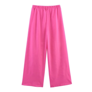 Détail du pantalon rose fuchsia à taille haute et jambe large avec taille élastiquée
