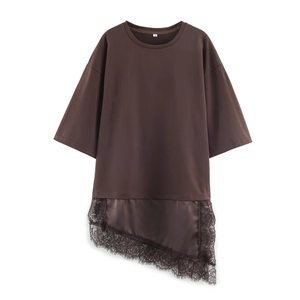 T-shirt marrone scuro con vestibilità morbida e orlo in raso e pizzo nero ricamato